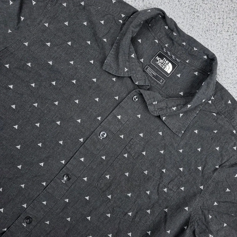 The North Face Mens‎ XL Short Sleeve Button Up Shirt Gray Triangle tent print